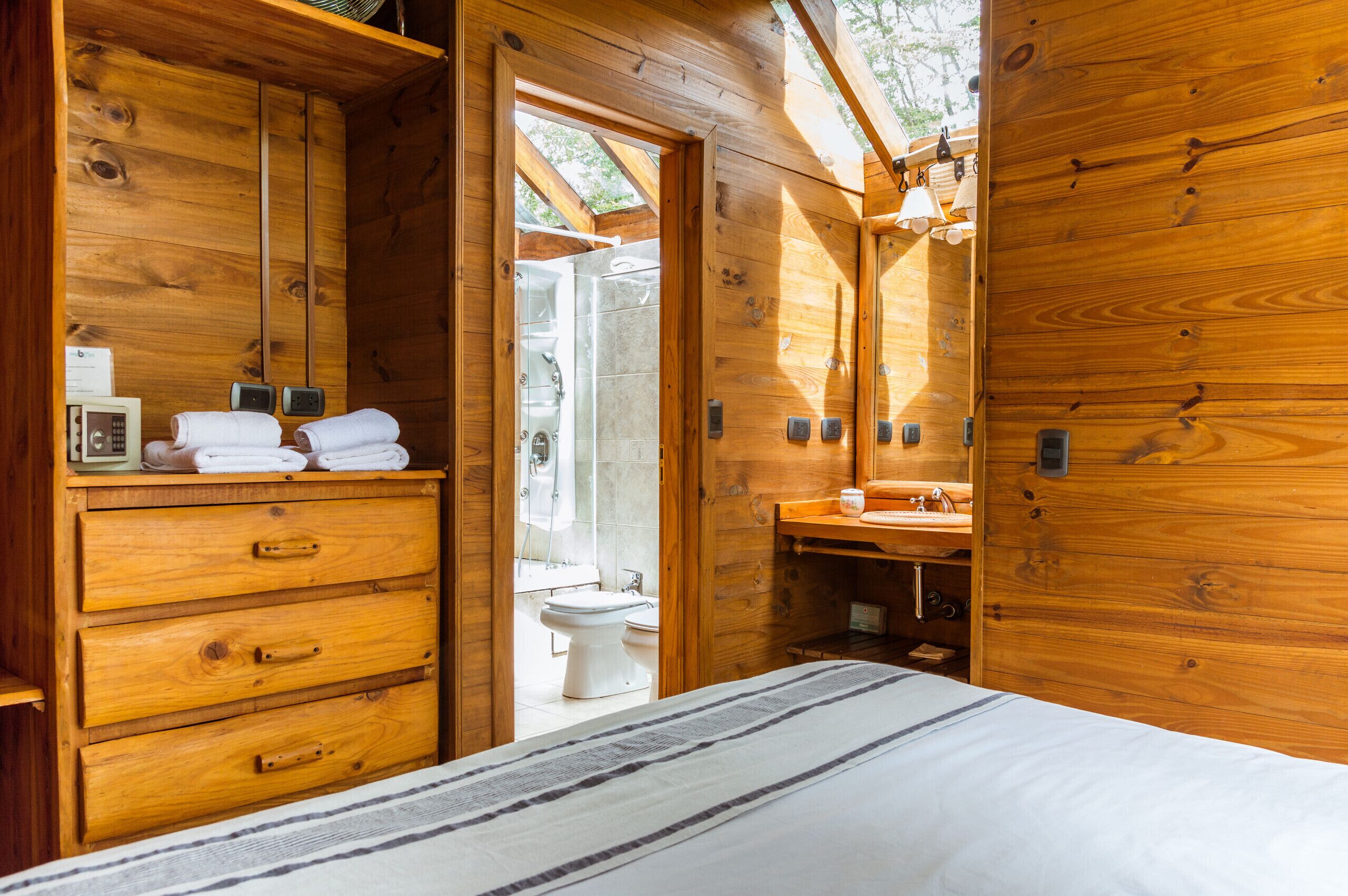 Coffres-forts dans les chambres, Wi-Fi gratuit, draps fournis