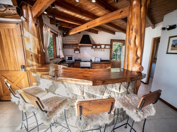 Fridge, microwave, oven, coffee/tea maker - Casa Glorieta - amplia y luminosa (Villa La Angostura)