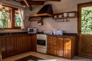 Een koelkast, een magnetron, een oven, een kookplaat