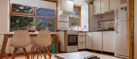 Refrigerador, microondas, horno y cafetera y tetera