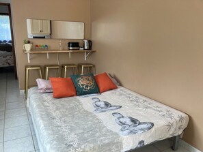 1 habitación, tabla de planchar con plancha, wifi y ropa de cama 