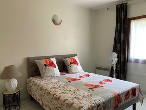 1 habitación, tabla de planchar con plancha, wifi y ropa de cama 