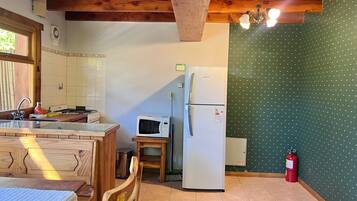 Jääkaappi, mikroaaltouuni, uuni, vedenkeitin