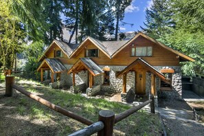 Exterior - Le Pommier 3 | Cabañas frente al Lago y con Pileta Climatizada (Villa La Angostura)