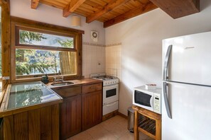 Fridge, microwave, oven, electric kettle - Le Pommier 3 | Cabañas frente al Lago y con Pileta Climatizada (Villa La Angostura)