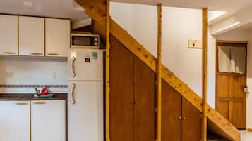 Fridge, microwave, oven, coffee/tea maker