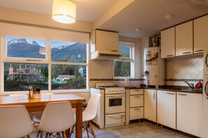 Fridge, microwave, oven, coffee/tea maker - Departamento C - departamentos centricos (Villa La Angostura)