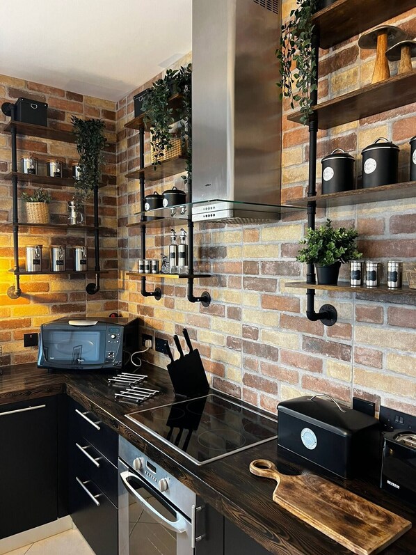 Kjøleskap, mikrobølgeovn, ovn og kokeplater