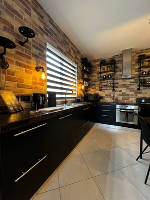 Køleskab, mikrobølgeovn, ovn, kogeplade