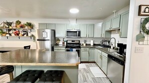 Fridge, microwave, oven, stovetop - Restful Nest B 3bd&2ba in Midtown ANC (Anchorage)