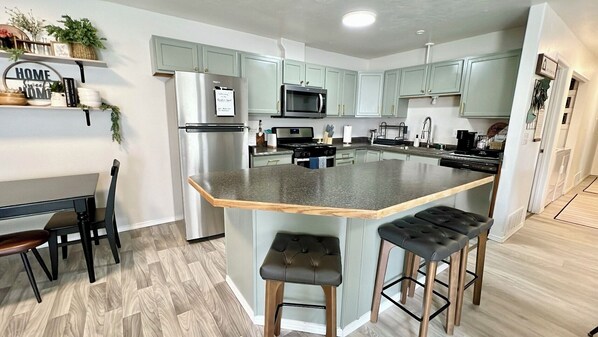 Fridge, microwave, oven, stovetop - Restful Nest B 3bd&2ba in Midtown ANC (Anchorage)