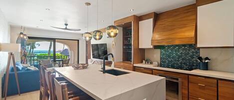 Geladeira, micro-ondas, fogão, cooktop