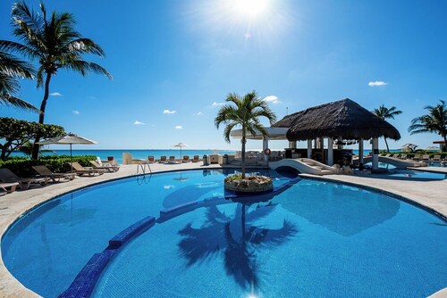 Modern Oceanfront Condo both Gorgeous & Sleek, 2 bds & 2 Bths. Pool w/ Snack Bar