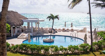 Modern Oceanfront Condo both Gorgeous & Sleek, 2 bds & 2 Bths. Pool w/ Snack Bar