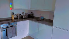 Apartment | Eigene Küche | Kühlschrank, Mikrowelle, Ofen, Herdplatte