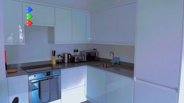 Apartment | Eigene Küche | Kühlschrank, Mikrowelle, Ofen, Herdplatte