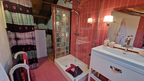 Haartrockner, Handtücher, Seife, Shampoo