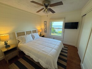 4 bedrooms, WiFi, bed sheets - Modernist Waterfront House near Historic Beaufort. Relax on the North River! (Beaufort)