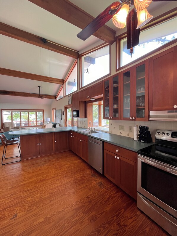 Microwave, oven, stovetop, dishwasher - Modernist Waterfront House near Historic Beaufort. Relax on the North River! (Beaufort)