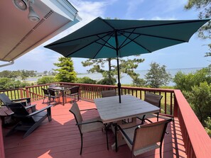 Outdoor dining - Modernist Waterfront House near Historic Beaufort. Relax on the North River! (Beaufort)