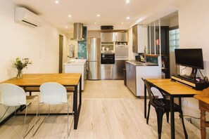 Fridge, oven, stovetop, dishwasher