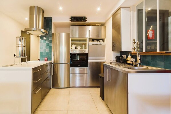 Fridge, oven, stovetop, dishwasher