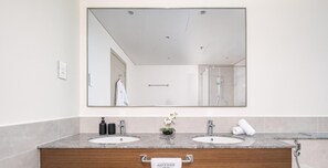 Apartment | Bathroom | Separate bathtub and shower, deep-soaking bathtub, hair dryer, towels - Three Bedroom in Downtown With Burj Khalifa View (Dubai)
