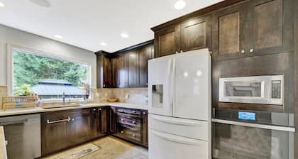 Spacious Retreat W/ Swim Spa & Full Kitchen