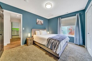 5 bedrooms, iron/ironing board, WiFi, bed sheets - Cozy Fall Retreat w/ Swim Spa (Tigard)