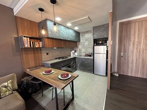 Kjøleskap, mikrobølgeovn, ovn og kokeplater