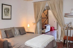 2 bedrooms, desk, iron/ironing board, WiFi