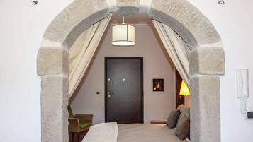 2 habitaciones, escritorio, tabla de planchar con plancha y wifi