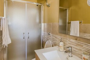 Secador de pelo y toallas