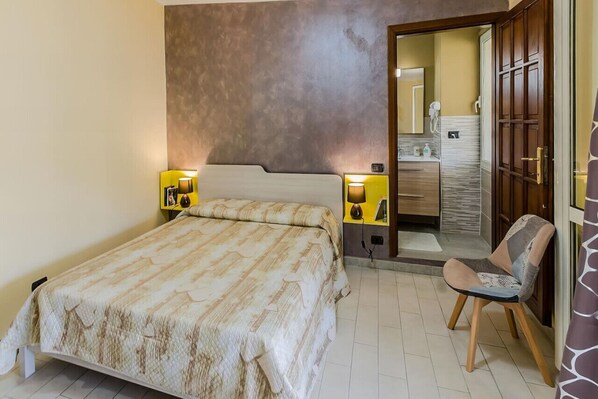 1 habitación, escritorio, tabla de planchar con plancha y wifi