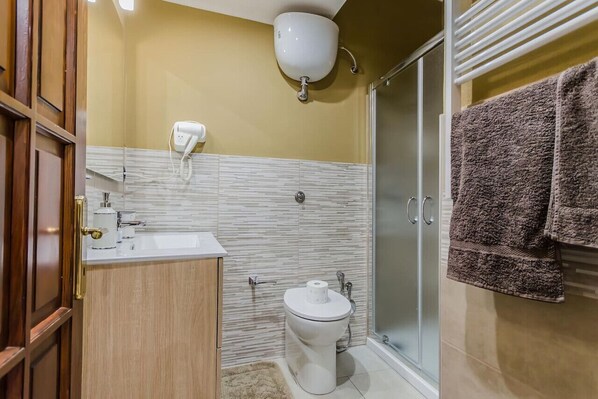 A bathroom with a toilet, sink, and shower. - B&B AniMo Camera matrimoniale (Loceri)