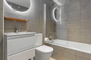 Hårføner og håndklær