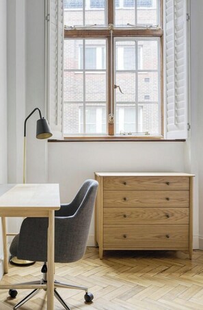 Bañera y ducha independientes, bañera profunda, secador de pelo, toallas