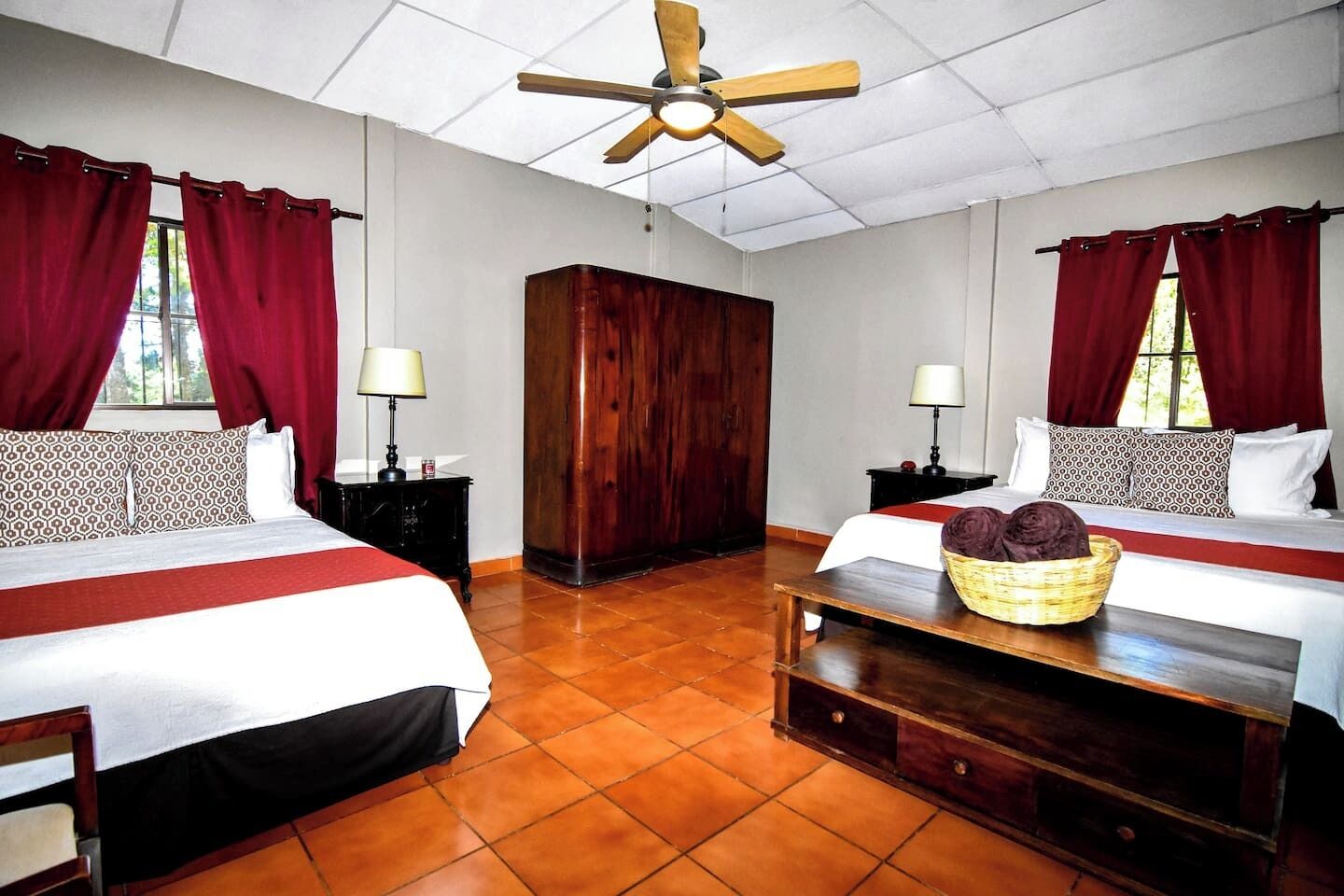 3 habitaciones, tabla de planchar con plancha y wifi gratis 