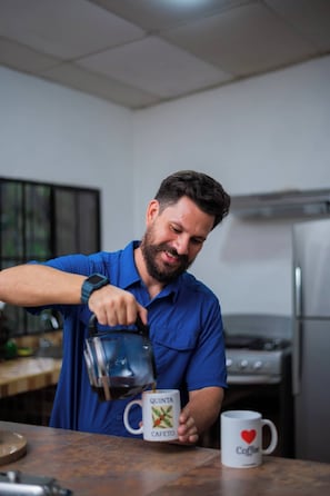 Kjøleskap, mikrobølgeovn, ovn og kaffetrakter/tekoker