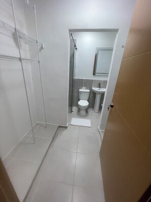 Toalhas de banho, sabonete, papel higiênico 