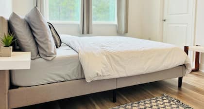 Cozy private bedroom and private bathroom in Kissimmee. Pets are always welcome!