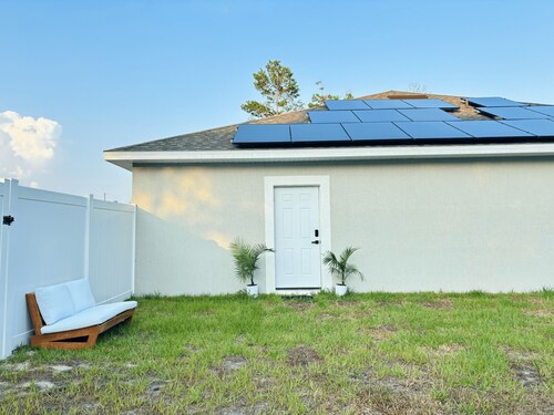 Cozy private bedroom and private bathroom in Kissimmee. Pets are always welcome!