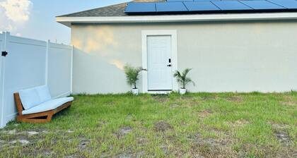 Cozy private bedroom and private bathroom in Kissimmee. Pets are always welcome!