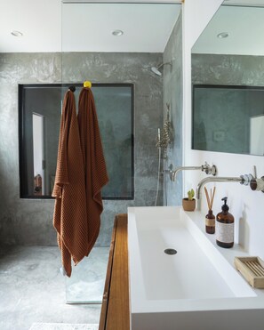 Douche, sèche-cheveux, bidet, serviettes fournies