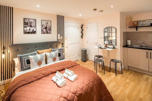 Tabla de planchar con plancha, wifi gratis y ropa de cama