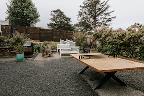 Outdoor dining - The Inn at Arch Cape (Arch Cape)
