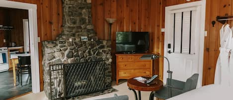 6 bedrooms, iron/ironing board, WiFi (free), bed sheets