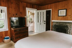 6 bedrooms, iron/ironing board, free WiFi, bed sheets