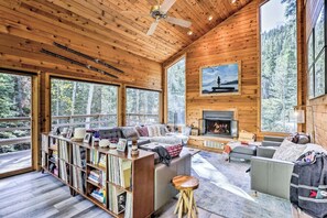 TV, fireplace, DVD player, books - Creekside Cabin: Mountain Views, Fireplace & Sauna (Dumont)
