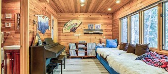 Creekside Cabin: Mountain Views, Fireplace & Sauna
